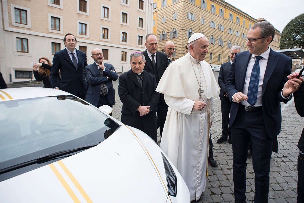 Papež dostal unikátní Lamborghini Huracán