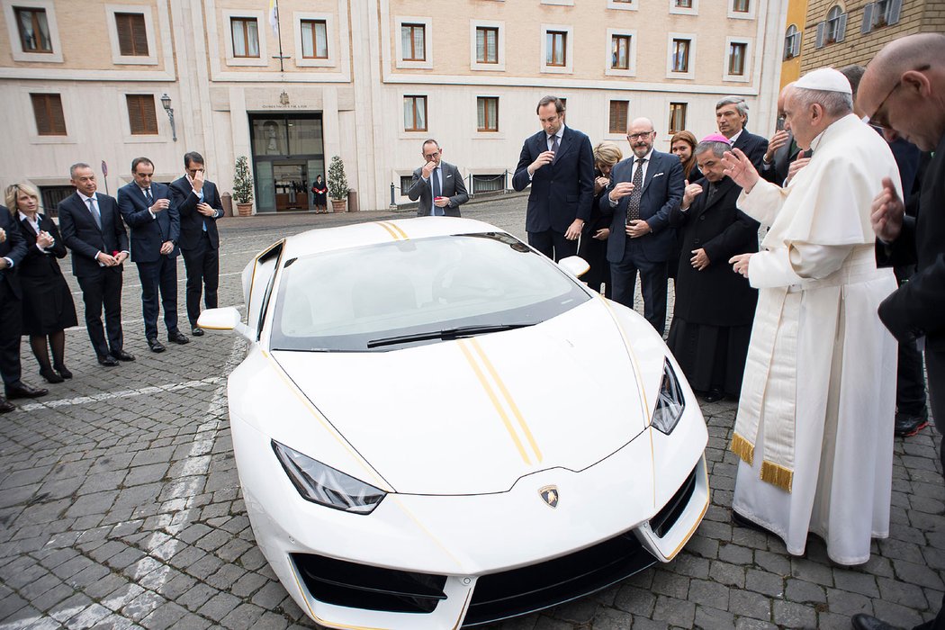 Papež dostal unikátní Lamborghini Huracán