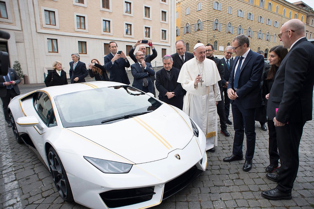 Papež dostal unikátní Lamborghini Huracán