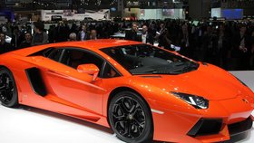 Kapota vozu Lamborgini Aventador LP 700-4 je vylisována z polymeru vyztuženého uhlíkovými vlákny