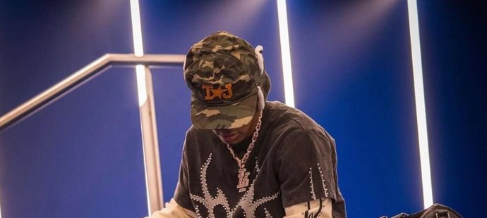 Jednu maskovanou soupravu Yamal ukázal ležérně s kamarády, ve druhém outfitu pak vyrazil přímo na zápas!