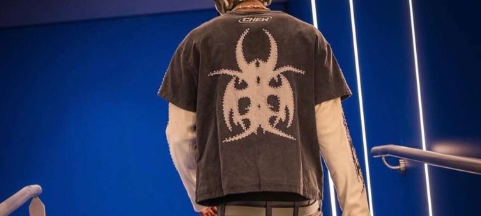 Jednu maskovanou soupravu Yamal ukázal ležérně s kamarády, ve druhém outfitu pak vyrazil přímo na zápas!