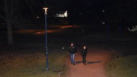 Inteligentní lampy v Plzni na Slovanech umí měnit dle potřeby intenzitu světla.