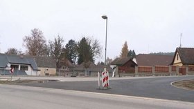 Lampa uprostřed silnice v Kolodějích nad Lužnicí baví lidi na sociálních sítích. Až se vybuduje chodník, zmizí.