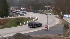 Lampa uprostřed silnice v Kolodějích nad Lužnicí baví lidi na sociálních sítích. Až se vybuduje chodník, zmizí.