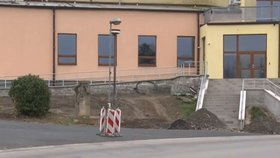 Lampa uprostřed silnice v Kolodějích nad Lužnicí baví lidi na sociálních sítích. Až se vybuduje chodník, zmizí.