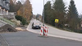 Lampa uprostřed silnice v Kolodějích nad Lužnicí baví lidi na sociálních sítích. Až se vybuduje chodník, zmizí.