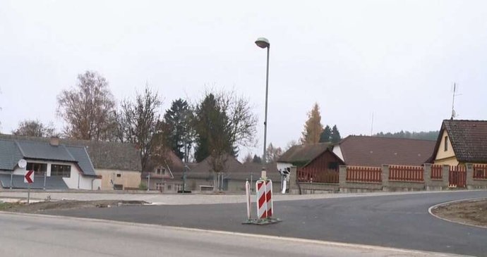 Lampa uprostřed silnice v Kolodějích nad Lužnicí baví lidi na sociálních sítích. Až se vybuduje chodník, zmizí.