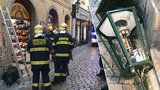 Popeláři v centru Prahy urazili lampu a ujeli. Unikající plyn ohrožoval okolí