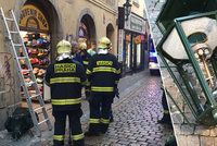 Popeláři v centru Prahy urazili lampu a ujeli. Unikající plyn ohrožoval okolí