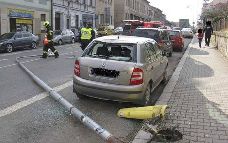 Lampa poničila zadní část auta, naštěstí při pádu nikoho nezranila.