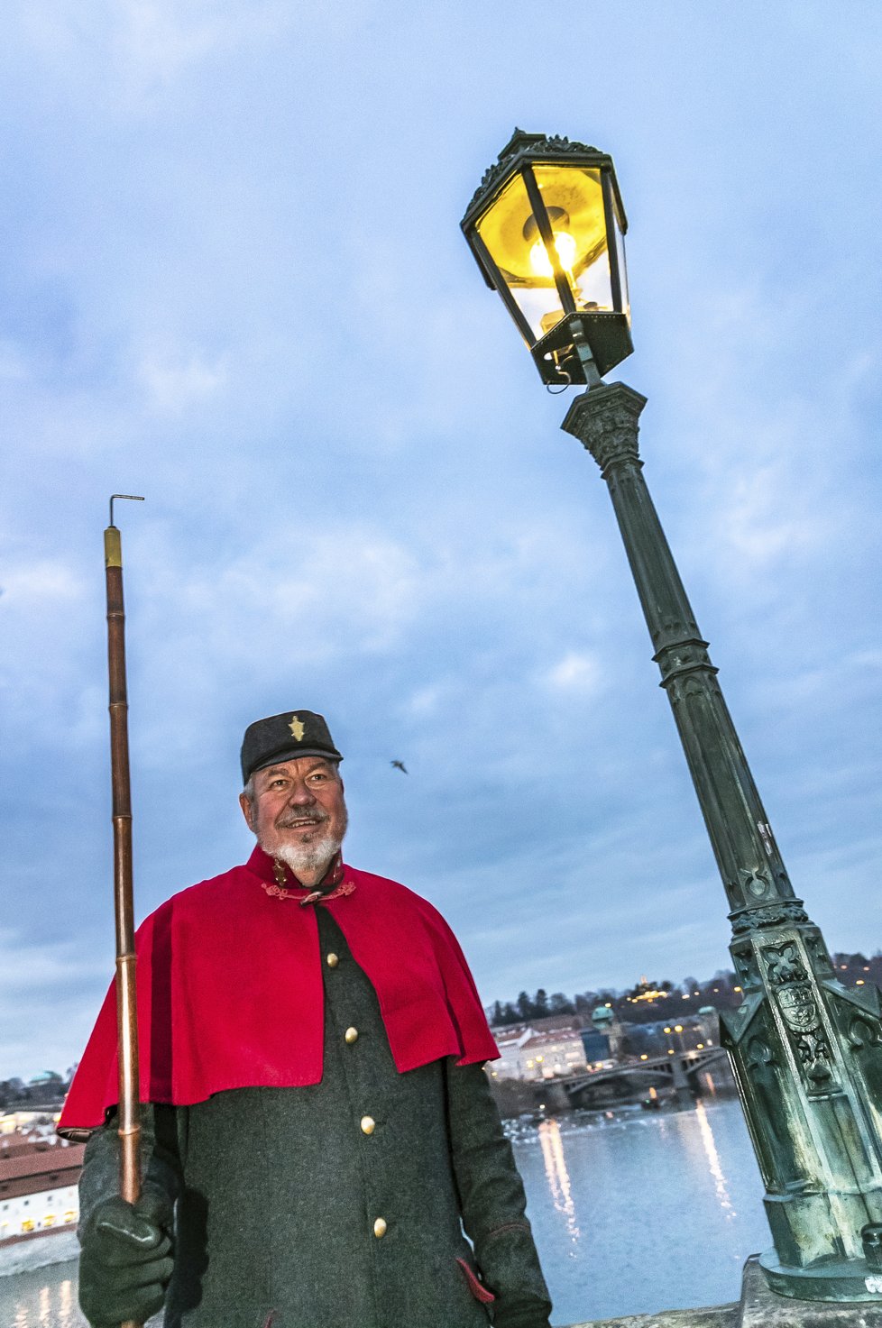 Jan Žákovec (60) je jedním z posledních lampářů na světě.
