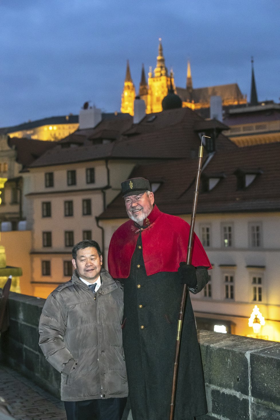 Za všech okolností vlídný a usměvavý lampář nemá problém se nechat vyfotit s kolemjdoucími turisty. Práci si užívá a je rád, že v tomto ohledu může navázat na bohatou tradici lampářů v Praze.