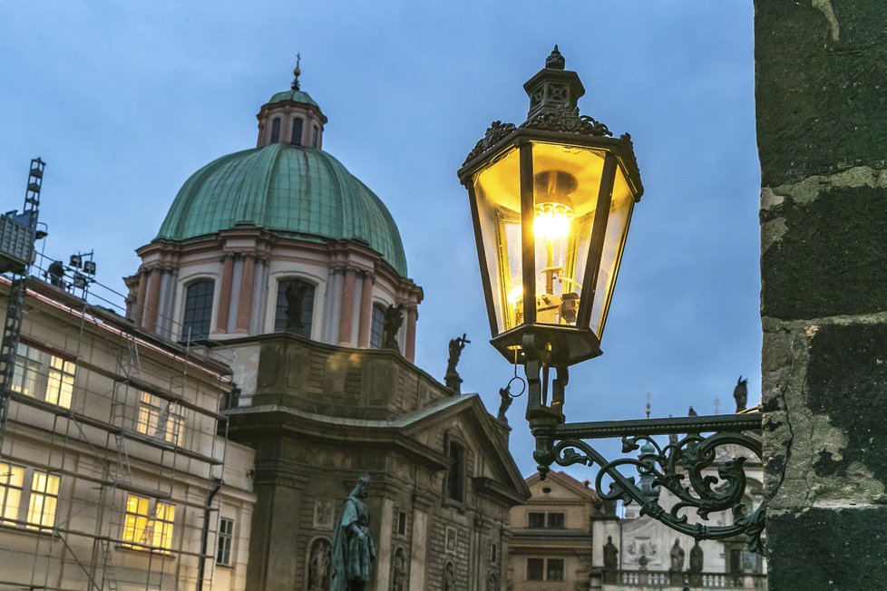 Lampy by podle odborníků stačilo vypnout od půlnoci do úsvitu