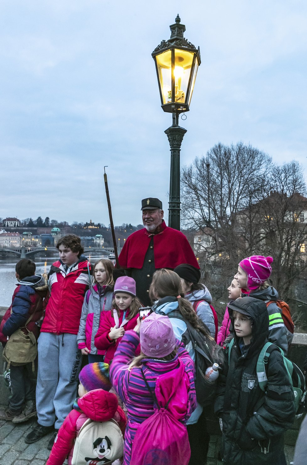 Každým rokem se Jan Žákovec vypravuje na Karlův most v adventním mezičase, aby ručně rozsvěcel plynové lampy. Budí přitom zaslouženou pozornost a zájem kolemjdoucích. Ti staří zavzpomínají na dobu, kdy lampářů po Praze chodilo více, ti mladí si zase připomínají časy dávno uplynulé.