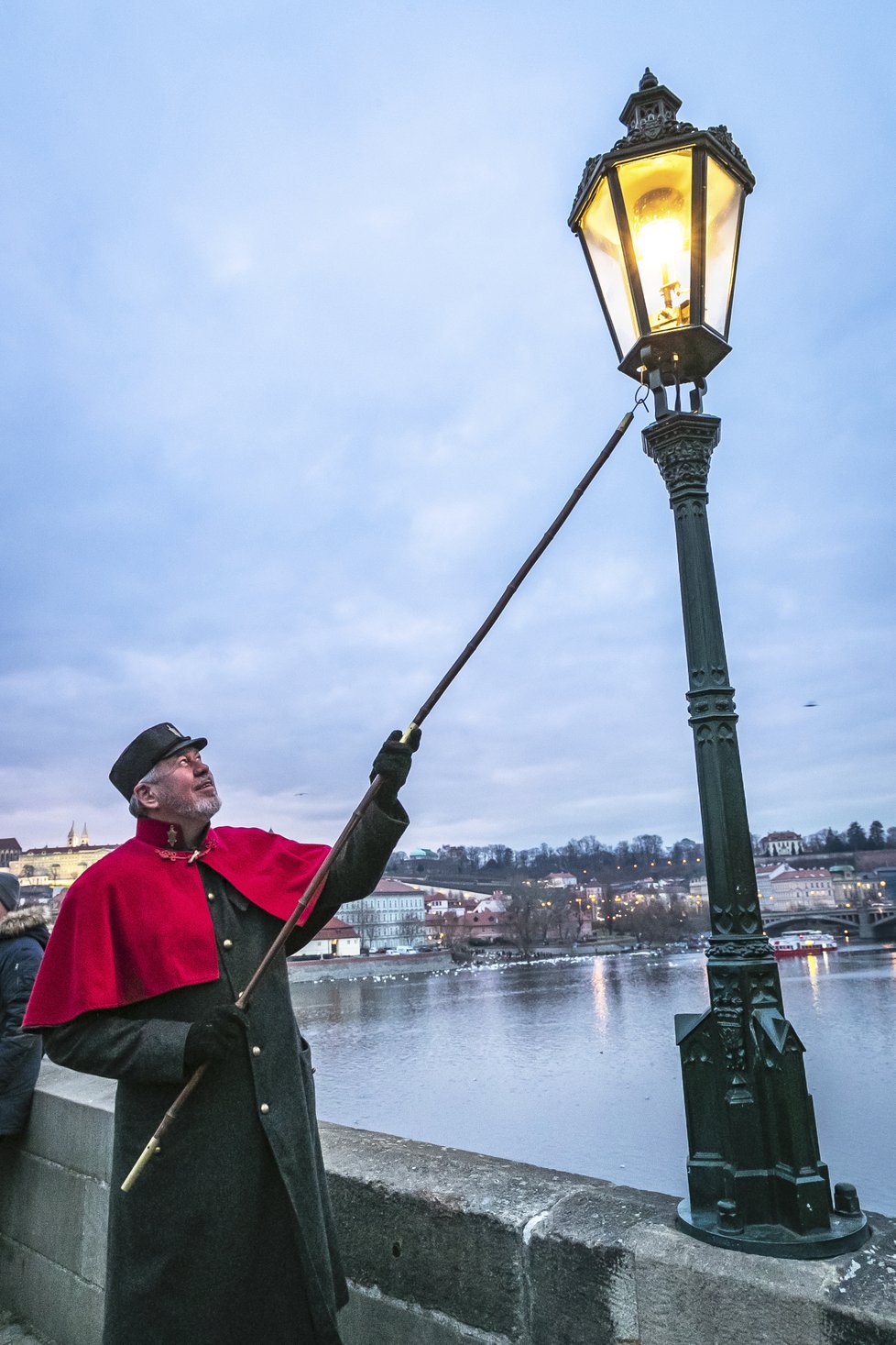 Každým rokem se Jan Žákovec vypravuje na Karlův most v adventním mezičasí, aby ručně rozsvěcel plynové lampy. Budí přitom zaslouženou pozornost a zájem kolemjdoucích.