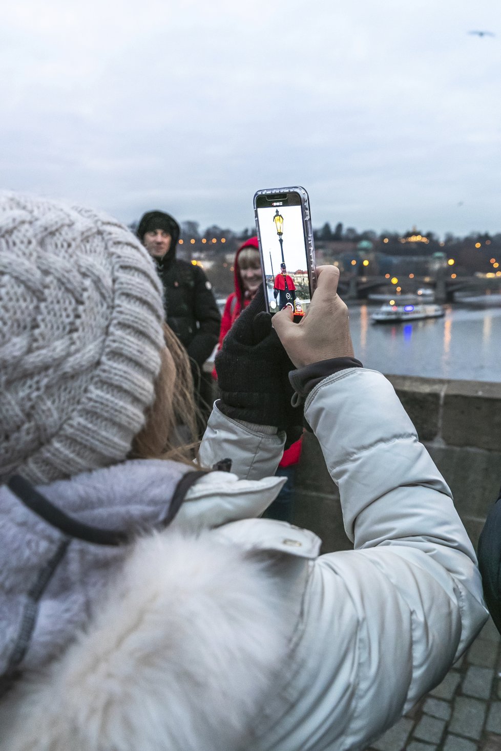 Jako by Karlův most nebyl sám o sobě dostatečnou turistickou atrakcí. Ale když na něj vyrazí Jan Žákovec ve své uniformě lampářského mistra, aby po jedné rozsvěcel ručně plynové lampy, hned je o pozornost kolemjdoucích postaráno.