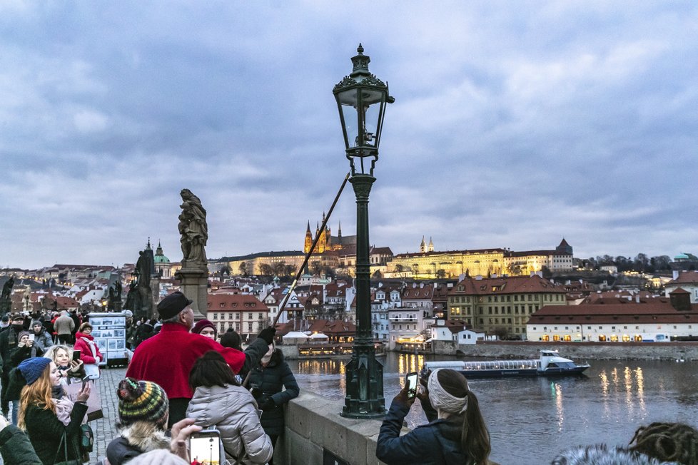 Každým rokem se Jan Žákovec vypravuje na Karlův most v adventním mezičase, aby ručně rozsvěcel plynové lampy. Budí přitom zaslouženou pozornost a zájem kolemjdoucích.