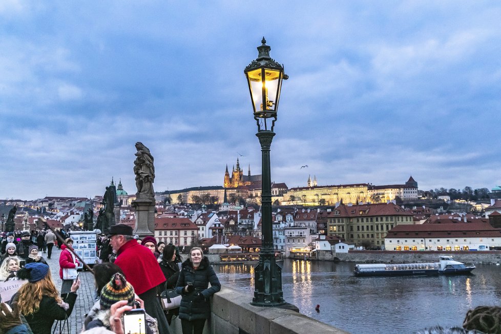 V Praze je bezmála 700 plynových lamp, které se jinak ovládají na dálku. Jen v čase adventu či při výjimečných případech vyráží Jan Žákovec do ulic, aby lampy rozsvítil hezky postaru, jako se to dělávalo za našich praprarodičů.