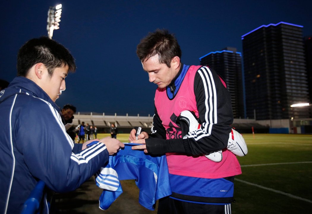 Frank Lampard, legenda Chelsea, se podepisuje po tréninku japonskému fanouškovi.