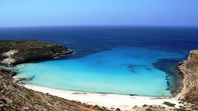 Lampedusa nabízí krásné pláže a velmi čisté moře.