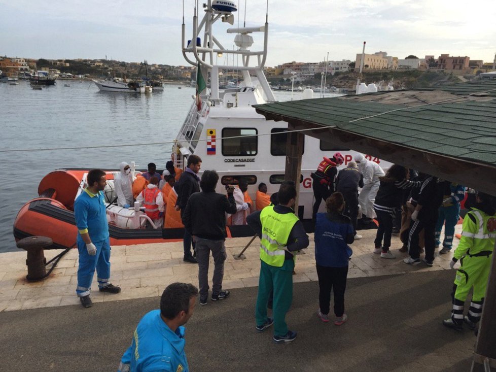 Po potopení lodi u pobřeží Libye se pohřešuje 84 lidí.