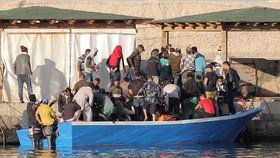 Stovky migrantů utekly ze středisek na Lampeduse: Kritický stav a zoufalá žádost ministra