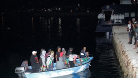 Italský ostrov Lampedusa obsadili uprchlíci, úřady jsou zoufalé.