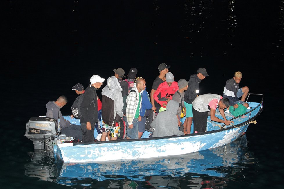 Italský ostrov Lampedusa obsadili uprchlíci, úřady jsou zoufalé.