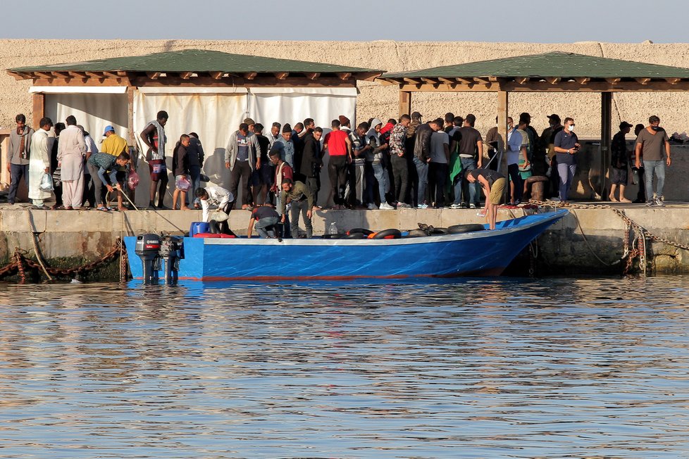 Italský ostrov Lampedusa obsadili uprchlíci, úřady jsou zoufalé.