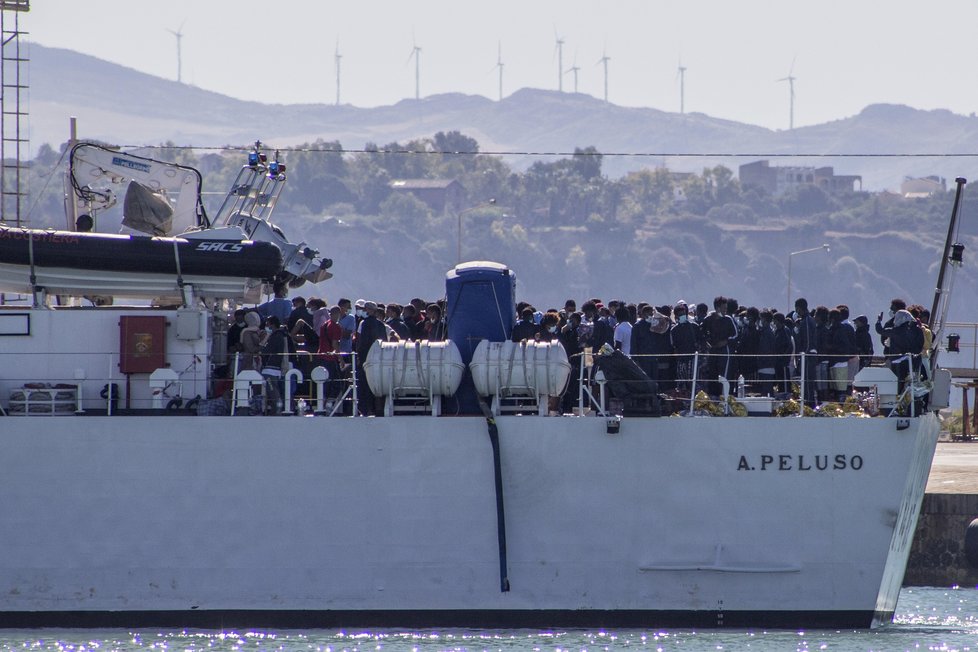 Italský ostrov Lampedusa obsadili uprchlíci, úřady jsou zoufalé.