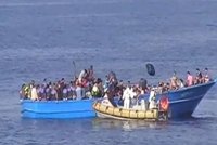 Imigranti do Evropy nedopluli: Desítky se jich udusily mezi výkaly a rozlitým palivem