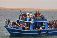 Další tři tisíce Libyjců připluly k Itálii. Úřady rozhodují, kam s nimi