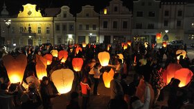 Pouštění valentýnských lampionů se obešlo v Havlíčkově Brodě bez nehody. Ve Zlíně však při stejné akci jeden z lampionů zapálil dům