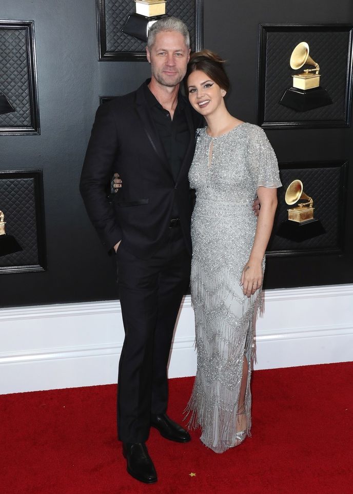 Simon Larkin a Lana del Rey na letošním udílení Grammy. Zpěvačka zazářila v šatech z konfekce