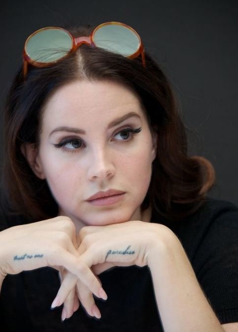Zpěvačka Lana Del Rey má na rukou vytetované nápisy &#34;Paradise&#34; a &#34;Trust no one&#34;