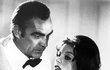 Sean Connery a Lana Wood jako James Bond a jeho Bond girl ve filmu Diamanty jsou věčné.
