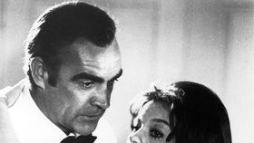 Sean Connery a Lana Wood jako James Bond a jeho Bond girl ve filmu Diamanty jsou věčné