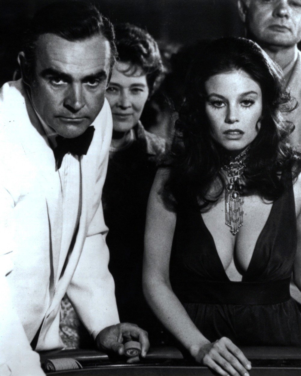 Sean Connery a Lana Wood jako James Bond a jeho Bond girl ve filmu Diamanty jsou věčné.