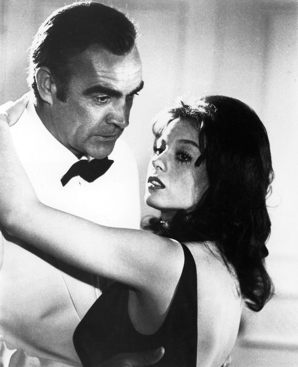 Sean Connery a Lana Wood jako James Bond a jeho Bond girl ve filmu Diamanty jsou věčné.