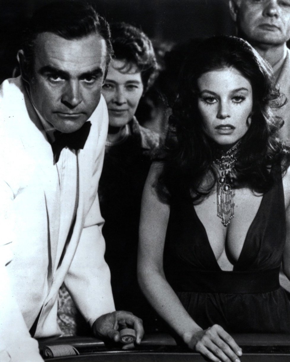 Sean Connery a Lana Wood jako James Bond a jeho Bond girl ve filmu Diamanty jsou věčné