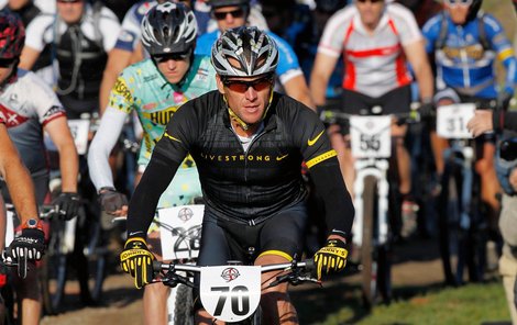 Armstrong si včera dokonce zajel amatérský závod na horských kolech.