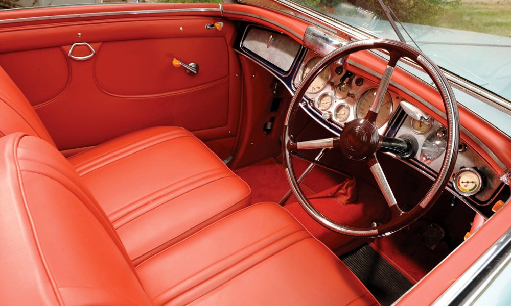 Kabriolety Astura měly luxusní interiér s koženými sedadly a palubní desku plnou přístrojů.