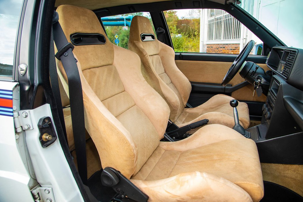 Výborně tvarovaná přední sedadla plně vyhovují útlým postavám, které fixují velmi dobře. V 80. a 90. letech byla Lancia posedlá alcantarou neboli italským umělým semišem.