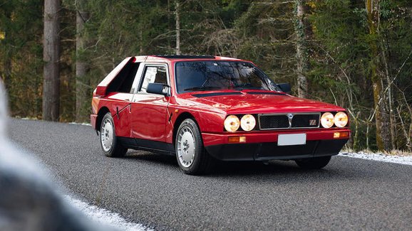 Lancia Delta S4 Stradale je výjimečnou civilní verzí slavného speciálu pro skupinu B a čeká na nového majitele 