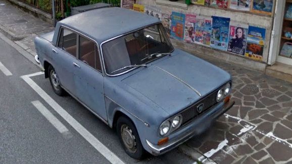 Po 47 letech parkování musela slavná Lancia uvolnit ulici