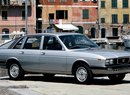 Čtyřdveřový sedan Lancia Gamma Berlina měl jednoduchou elegantní karoserii se šesti bočními okny a splývavou zádí.