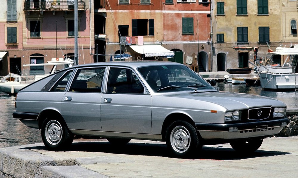 Čtyřdveřový sedan Lancia Gamma Berlina měl jednoduchou elegantní karoserii se šesti bočními okny a splývavou zádí.