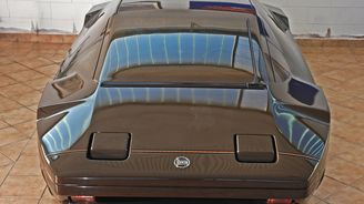 Futuristický vůz ze sedmdesátých let uhranul tvary i volantem
