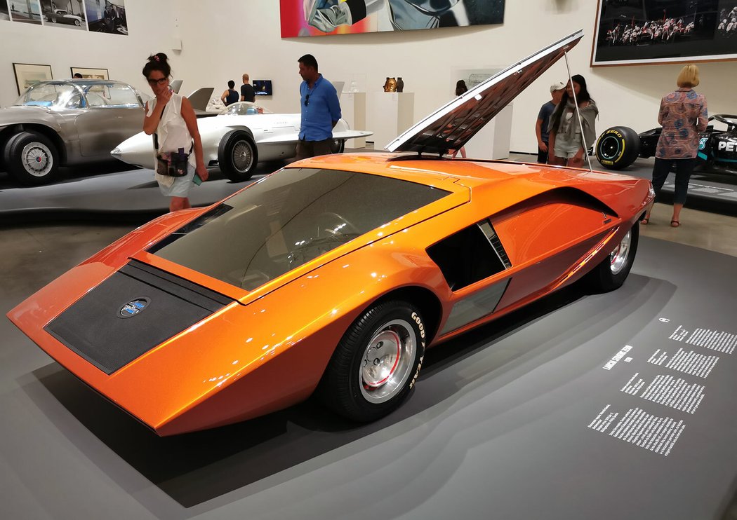 Lancia Stratos Zero. Klínovitý tvar italských sporťáků včetně Lamborghini Countach má kořeny právě zde.